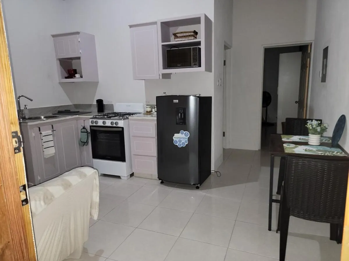 הקונטקטים של Home Away From Home Apt#4